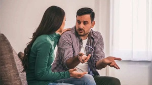 Relationship Roadblocks: Spotting Commitment Phobia's Early Warning Signs